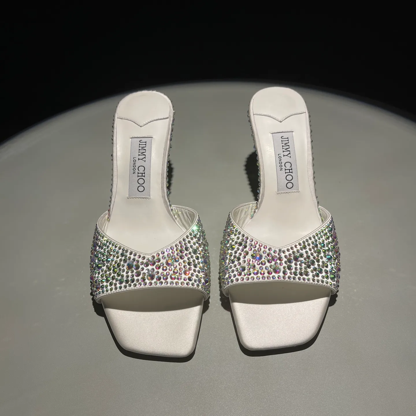 👟👟Ex-factory price 640👟👟 JIMMY CHOO A pair of high heels that can conquer all men👠Easy to wear and versatile, a must-have item for the annual meeting🥂Bilng Bilng is so beautiful that no one can breathe. Material: silk hot diamond gradient champagne color🍸Sheepskin lining Italian leather outsole 2 colors for sale: champagne white Size: 34-40 (41 42 43 (Customized)) Height 7cm, packed at the same time at the counter!